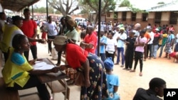 Eleitores fazem fila para votar em Maputo, Moçambique, terça-feira, 15 de outubro de 2019, nas eleições presidenciais, legislativas e provinciais do país