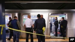 Sejumlah petugas kepolisian New York berada di lokasi kejadian di mana Jordan Neely dinyatakan tewas setelah dipiting oleh seorang veteran marinir AS pada 1 Mei 2023. (Foto: Paul Martinka via AP)