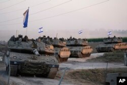 Tank Israel menuju perbatasan Jalur Gaza di Israel selatan pada Kamis, 12 Oktober 2023. (Foto: AP)