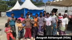 Seratus tiga puluh sembilan pengungsi minoritas Muslim-Rohingya yang tiba di Pulau Weh awal bulan lalu semakin memprihatinkan. (VOA/Anugrah Adriansyah)