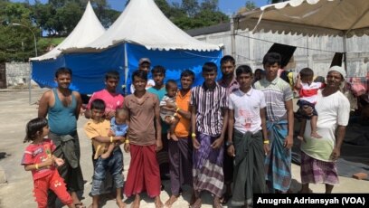 Seratus tiga puluh sembilan pengungsi minoritas Muslim-Rohingya yang tiba di Pulau Sabang awal bulan lalu semakin memprihatinkan. (VOA/Anugrah Adriansyah)