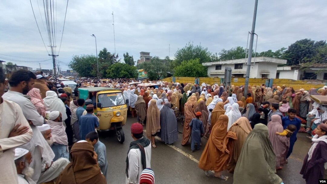 خېبرپښتونخوا کې سرکاري اوړو ته ښځې او سړي په ګڼ شمېر کې راټول شوي
