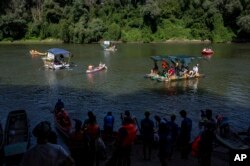 Para sukarelawan menelusuri Sungai Tisza dengan kano dan perahu mereka, saat berpartisipasi dalam acara Piala Plastik di dekat Tiszaroff, sungai terbesar kedua di Hongaria untuk mencari sampah pada Selasa, 1 Agustus 2023. (AP/Denes Erdos)