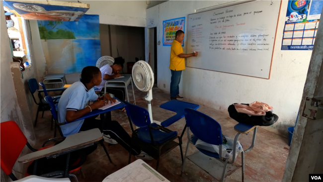 En Santa Cruz de Islote hay solamente una escuela y unos pocos servicios como peluquerías, un hostal y restaurantes.