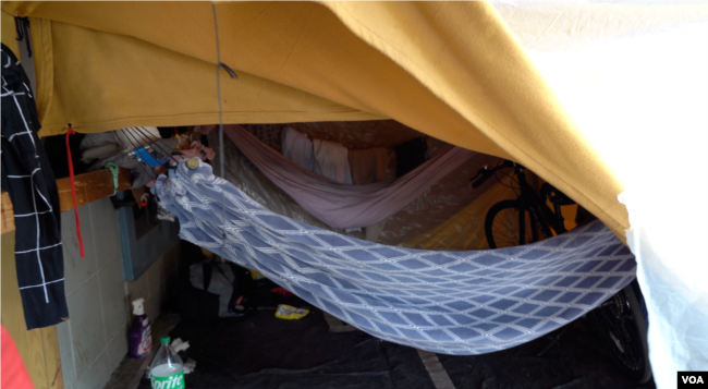 Naudis duerme junto a su primo en un campamento improvisado cercano al Congreso de Estados Unidos