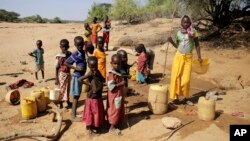 کینیا میں پیسے بچّے پانی کی تلاش میں (فائل فوٹو)