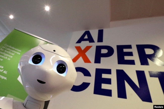 Robot yang dilengkapi kecerdasan buatan terlihat di AI Xperience Center di VUB (Vrije Universiteit Brussel) di Brussels, Belgia 19 Februari 2020. (Foto: REUTERS/Yves Herman)