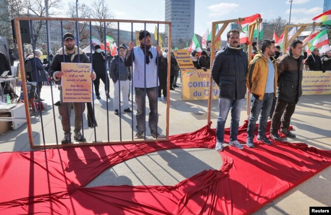 اعتراض نمادین جمعی از ایرانیان همزمان با برگزاری پنجاه و دومین نشست شورای حقوق بشر سازمان ملل متحد در ژنو