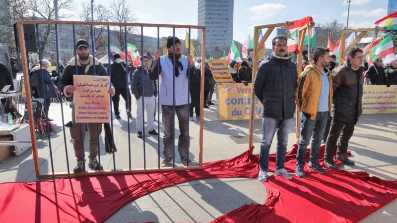 تلاش رژیم ایران برای توافق در خارج و سرکوب معترضان در داخل