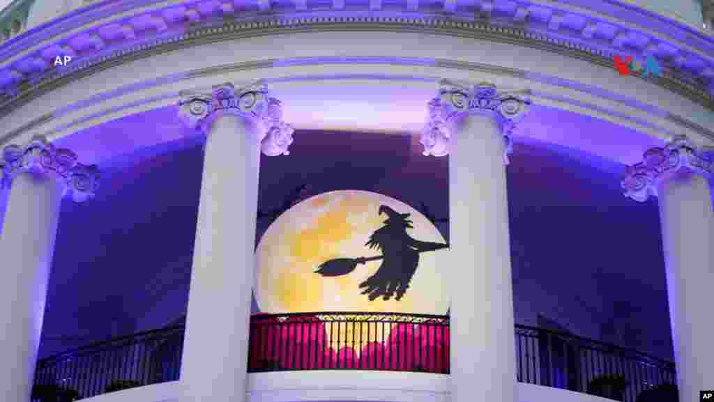 La Casa Blanca fue decorada para Halloween antes de que el presidente Joe Biden y la primera dama Jill Biden salieran a repartir golosinas.