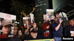 Manifestantes se reúnen en Tel Aviv, Israel, el 15 de diciembre de 2023, tras el anuncio del ejército israelí de que soldados habían matado por error a tres rehenes israelíes que estaban siendo retenidos en Gaza por el grupo islamista palestino Hamás.