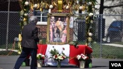 Un hombre observa un altar alusivo al Domingo de Ramos en el área de estacionamiento de un vecindario de Arlington, Virginia, el domingo 2 de abril, donde iniciaría una de las procesiones. [Foto: Tomás Guevara, VOA]