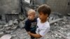 Deca u ruševinama na jugu pojasa Gaze (foto: REUTERS/Ibraheem Abu Mustafa)
