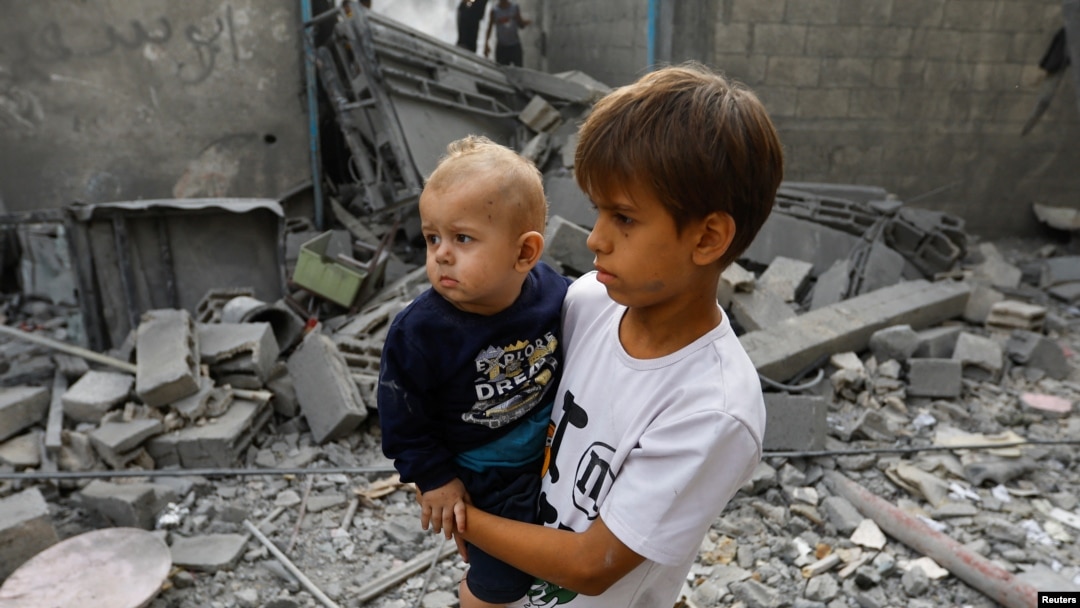 Djeca u ruševinama na jugu pojasa Gaze. (foto: REUTERS/Ibraheem Abu Mustafa)
