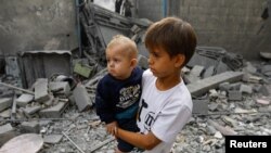 အစ္စရေးဘက်က ဗုံးကြဲတိုက်ခိုက်ပြီးနောက် ဂါဇာကမ်းမြောင် Khan Younis မြို့မှာတွေ့ရတဲ့ ပါလက်စတိုင်း ကလေးငယ်များ (အောက်တိုဘာ ၂၅၊ ၂၀၂၃)