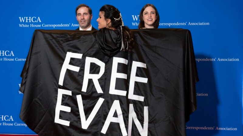 Known for Laughs, DC Dinner Spotlights Risks of Journalism