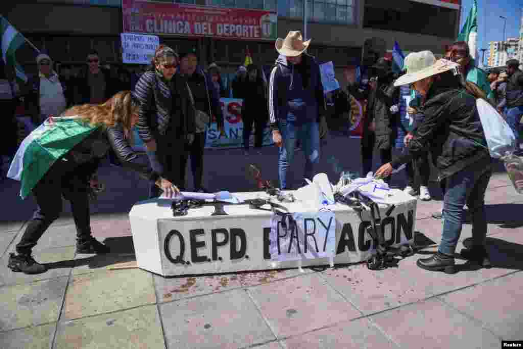 En protestas pasadas, los maestros manifestaron que el nuevo curriculum propuesto por el Gobierno aumenta la carga laboral y las horas, sin reconocimiento salarial.