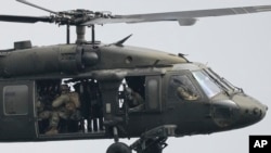 Një helikopter amerikan Black Hawk