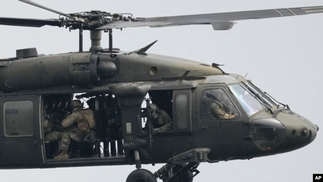 Një helikopter amerikan Black Hawk