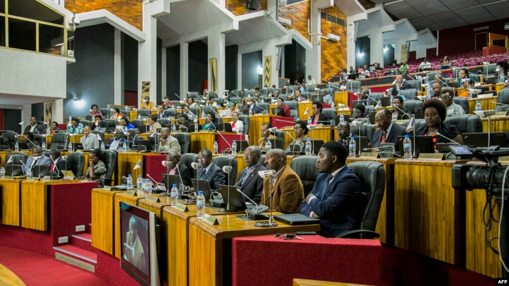 Le projet de loi a été voté à 45 voix pour et aucune contre, dans un Parlement largement contrôlé par le Front patriotique rwandais au pouvoir.
