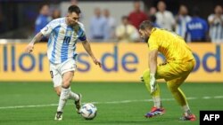 Lionel Messi fasse au gardien Maxime Crépeau lors du match entre l'Argentine et le Canada en Copa America, Atlanta, le 20 juin 2024.