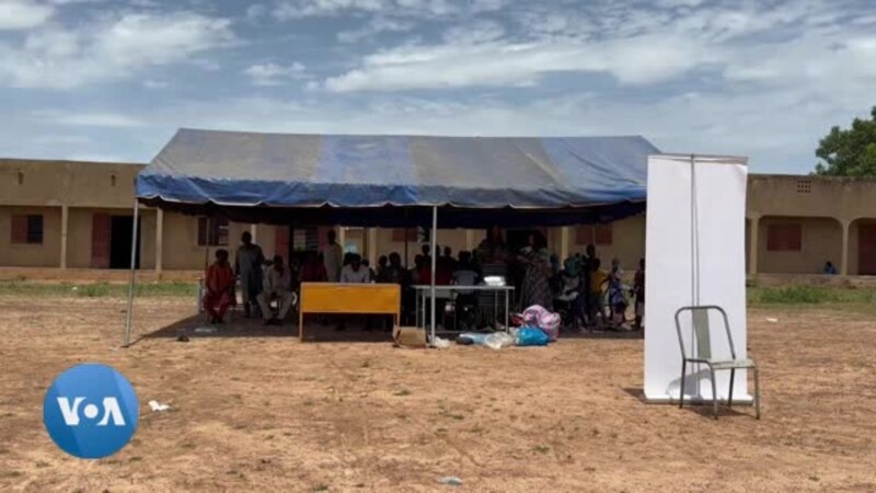 Distribution de kits scolaires aux déplacés burkinabè