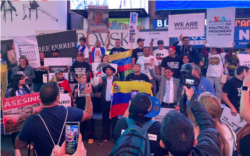 Venezolanos asistieron a la muestra de realidad virtual sobre la cárcel El Helicoide, el martes 19 de septiembre de 2023 en Nueva York.