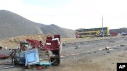 ARCHIVO - Los escombros de un autobús de pasajeros yacen en una carretera costera después de una colisión de múltiples vehículos en Huarmey, Perú, el lunes 23 de marzo de 2015. 