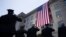 Salutiranje američkoj zastavi istaknutoj na zgradi Pentagona, u znak sjećanja na žrtve terorističkog napada 2001, 11. septembra 2023.