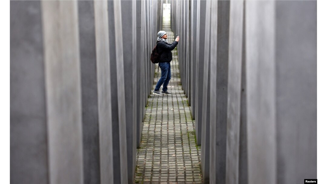 Seorang pengunjung berjalan di Holocaust Memorial to the Murdered Jews of Europe di Berlin, Jerman, 26 Januari 2024. (Foto: Reuters)
