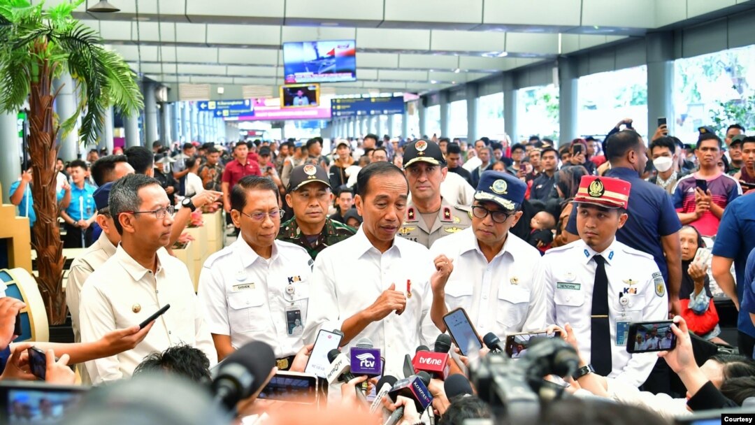 Presiden Jokowi meninjau kesiapan infrastruktur mudik di Stasiun Pasar Senen, Jakarta, Senin (8/4) (biro pers)
