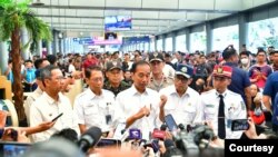 Presiden Jokowi meninjau kesiapan infrastruktur mudik di Stasiun Pasar Senen, Jakarta, Senin (8/4) (biro pers)
