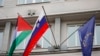 2024年5月30日，在斯洛文尼亚首都卢布尔雅那，一面巴勒斯坦旗帜飘扬在斯洛文尼亚国旗(中)和欧盟旗帜(右)旁边。(美联社照片)