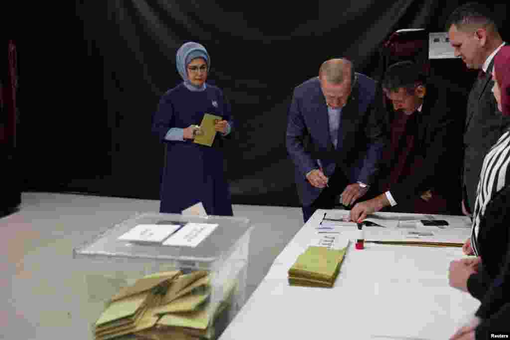 رجب طیب اردوغان و همسرش امینه اردوغان در حال رای دادن در یک شعبه اخذ رای در استانبول