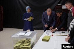 رجب طیب اردوغان و همسرش امینه اردوغان در حال رای دادن در یک شعبه اخذ رای در استانبول