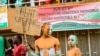 Un partisan des militaires putschistes du Niger lors d'un rassemblement dans un stade de Niamey, au Niger, le 6 août 2023.