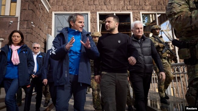 International Atomic Energy Agency Director General Rafael Grossi speaks to Ukraine's President Volodymyr Zelenskyy, in Zaporizhzhia, Ukraine, March 27, 2023. (Ukrainian Presidential Press Service/Handout via Reuters)