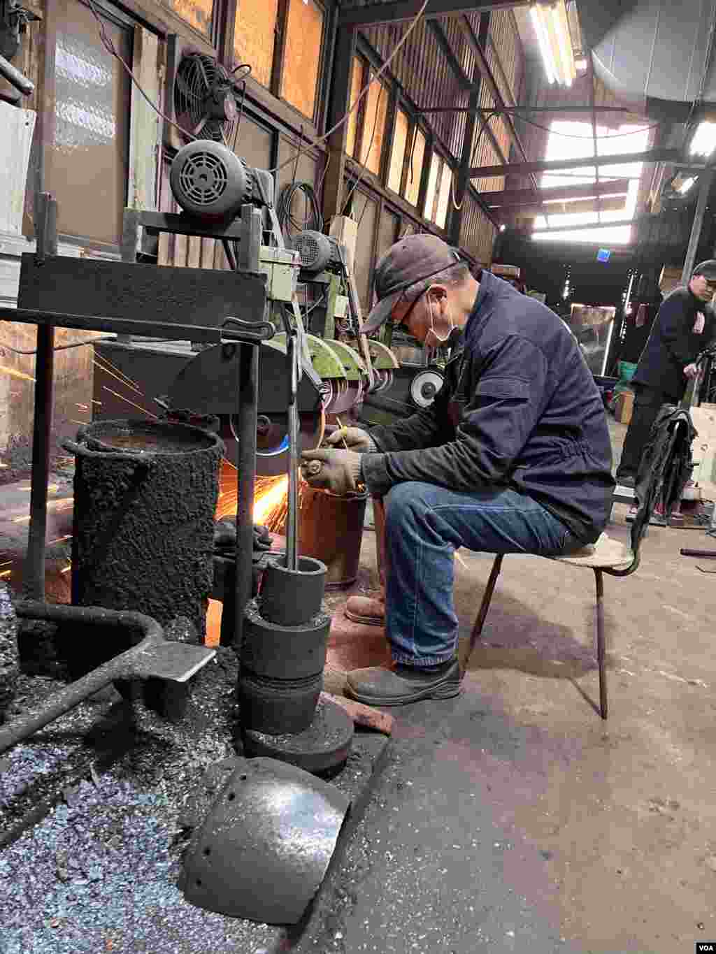 A blacksmith at Maestro Wu, a knife shop made famous by its use of the metal recovered from one of the many artillery shells China fired at Kinmen Island over the years. (Elizabeth Lee/VOA