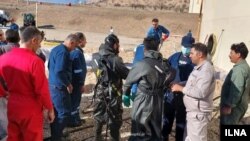 تلاش ماموران امداد برای خارج کردن اجساد پنج کارگر از انبار نفتی در کوهدشت در استان لرستان که روز ۱۸ آذر جان باختند (آرشیو)