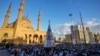 Umat Muslim melaksanakan salat Idulfitri di luar Masjid Mohammad al-Amin di pusat kota Beirut, Lebanon, Jumat, 21 April 2023. (AP Photo/Hassan Ammar)