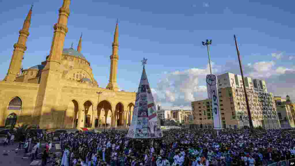 جماعتی از مردم هنگام ادای نماز عید در یکی از مساجد لبنان