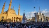 Umat Muslim melaksanakan salat Idulfitri di luar Masjid Mohammad al-Amin di pusat kota Beirut, Lebanon, Jumat, 21 April 2023. (AP Photo/Hassan Ammar)