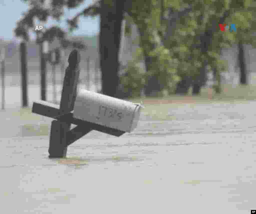 Un buzón está parcialmente sumergido en una calle inundada en el condado de Harris, cerca de Houston. El río San Jacinto, desbordado debido a las fuertes lluvias de principios de esta semana, provocó las inundaciones.