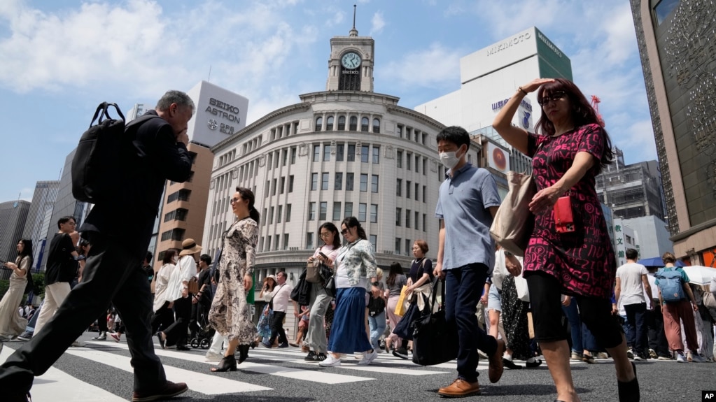 资料照片: 2024年5月21日人们走过日本东京银座一条街道