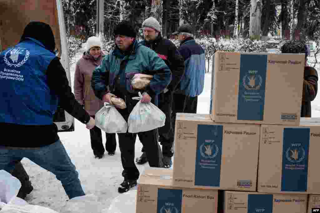 BMTning Jahon oziq-ovqat dasturi&nbsp;Baxmutda mahalliy aholiga oziq-ovqat tarqatmoqda. Ukraina.