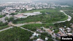 Una vista aérea muestra a los venezolanos caminando sobre el Puente Internacional Francisco de Paula Santander, en Cúcuta, Colombia, el 26 de septiembre de 2022.