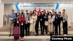 Deris Nagara (ke-2 dari kanan bawah) di ajang ASEAN-Korea Frontier Forum Alumni ke-9 di Korea Selatan (dok: Deris / Instagram: @derisnagara)