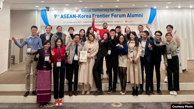 Deris Nagara (ke-2 dari kanan bawah) di ajang ASEAN-Korea Frontier Forum Alumni ke-9 di Korea Selatan (dok: Deris / Instagram: @derisnagara)