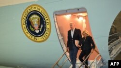 Le président américain Joe Biden et la première dame Jill Biden quittent Air Force One à leur arrivée à l'aéroport international de Reno-Tahoe, Reno, Nevada, le 18 août 2023.