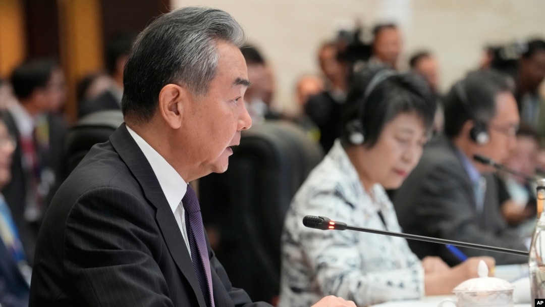 中國外長王毅與日本外相上川陽子（左二）在老撾萬像出席東協外長會議。 （2024年7月27日）